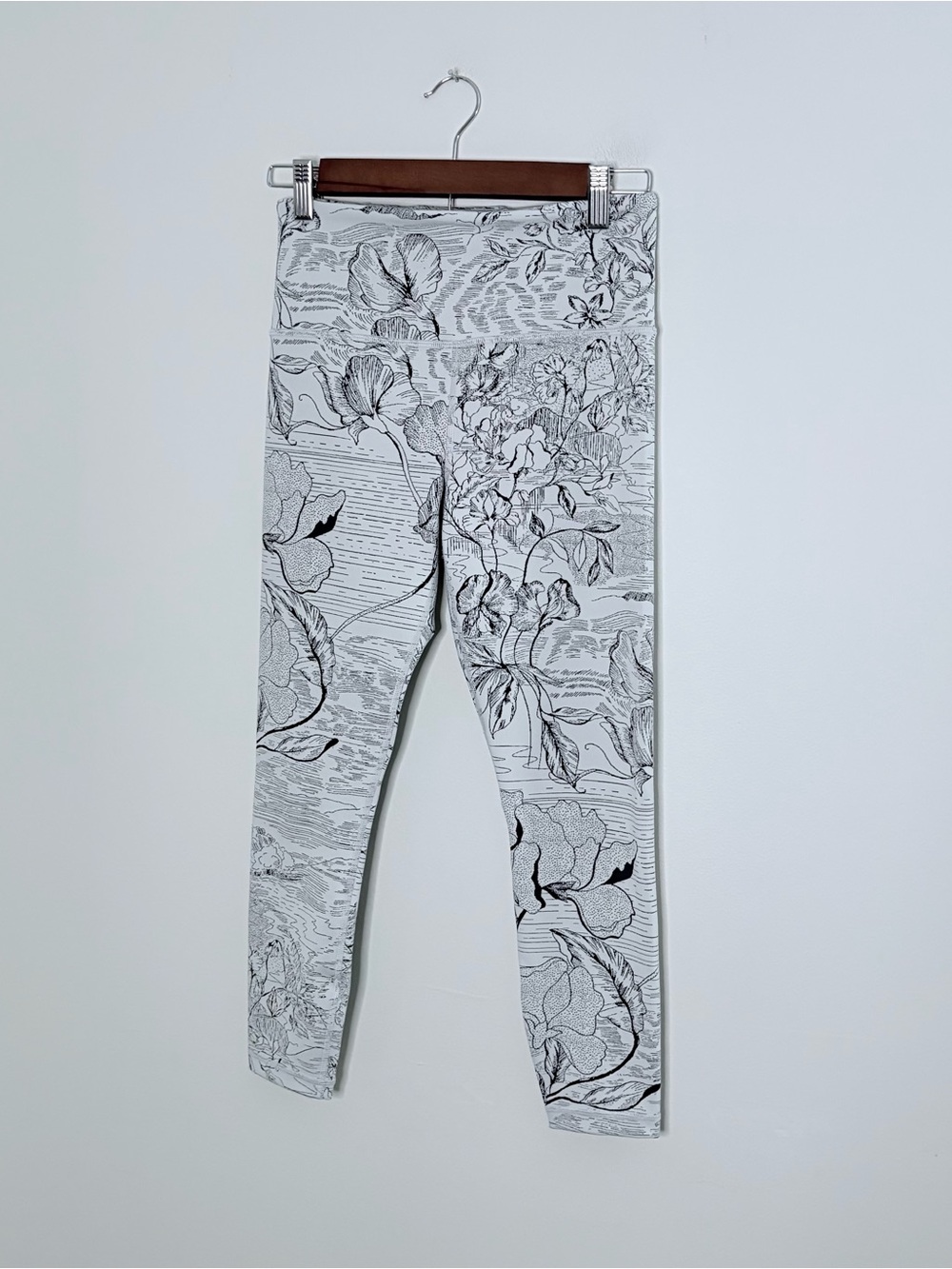 Athleta Women’s Small Elation 7/8 Leggings White Black Gym Yoga Floral Whimsy